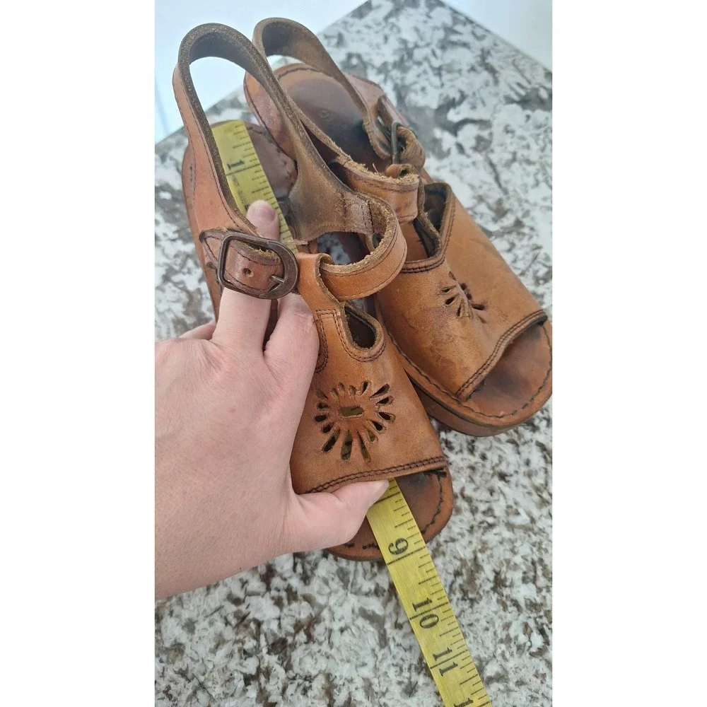 Vintage Bare Traps Tan Leather Wood Platform Sandals 70s T-Strap Sunburst Size 6